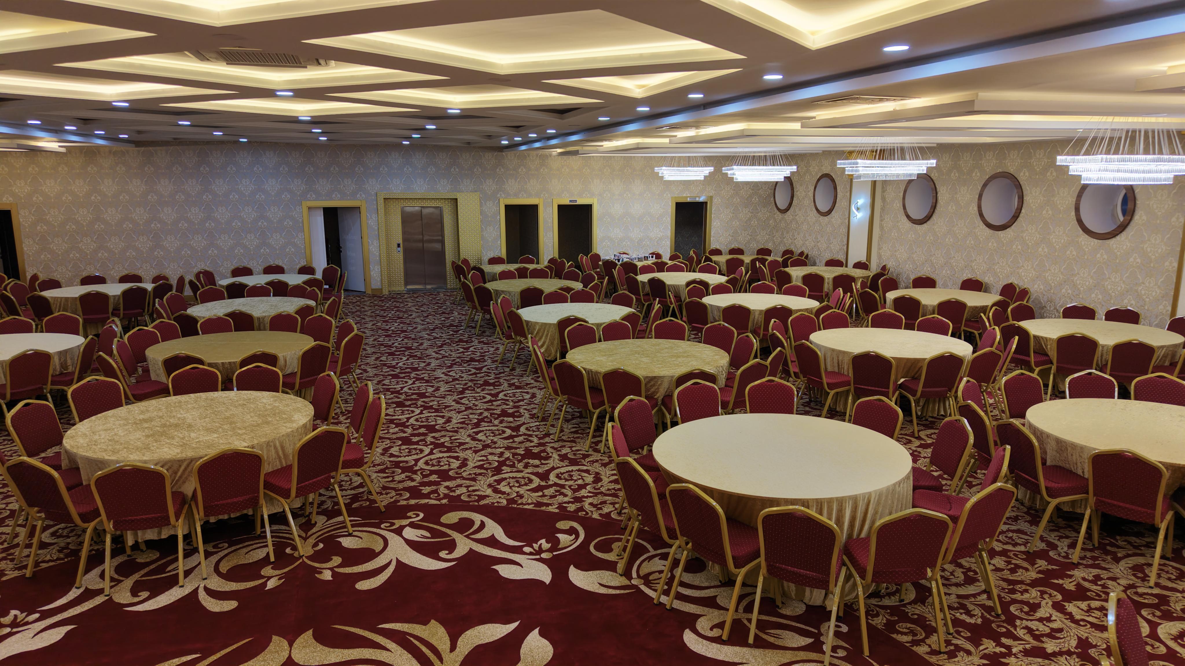 Titanic Resort Gold Salon